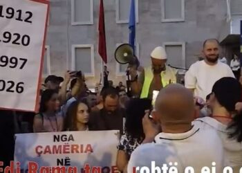 “Robt e shtëpive tona janë interes privat”, Rama i përgjigjet protestuesve që shënjestruan familjen e tij dhe i fton në përballje publike! (VIDEO)