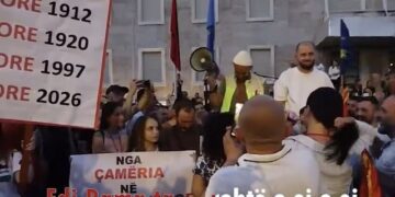 “Robt e shtëpive tona janë interes privat”, Rama i përgjigjet protestuesve që shënjestruan familjen e tij dhe i fton në përballje publike! (VIDEO)