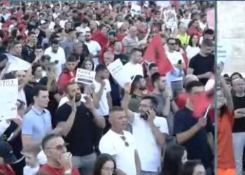 “Altin Dumanit t’i jepet edhe një mandat”/ Aktivisti thirrje nga protesta: SPAK të nisë arrestimet e politikanëve të korruptuar