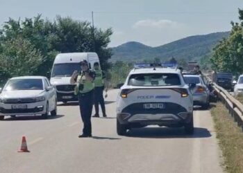 Aksident me tre të plagosur në aksin Pogradec-Lin, një person bllokohet brenda mjetit