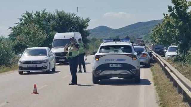 Aksident me tre të plagosur në aksin Pogradec Lin  një person bllokohet brenda mjetit