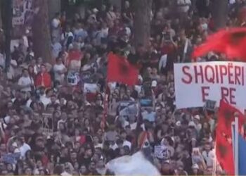 “Mos guxo ta çosh në konflikt civil”/ Qytetarët mesazh Ramës: E dimë që ke futur patronazhistë!