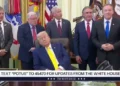 Pamjet virale! Trumpin e zë gjumi në Dhomën Ovale