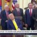 Pamjet virale! Trumpin e zë gjumi në Dhomën Ovale