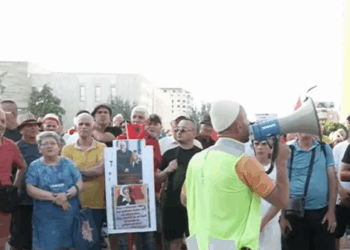Moti i nxehtë dhe temperaturat e larta, ndryshon orari i protestës në Tiranë