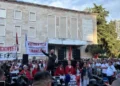 VIDEO/ “Berisha në burg!”, të rinjtë e FRPD-së përplasen me protestuesit para Kryeministrisë