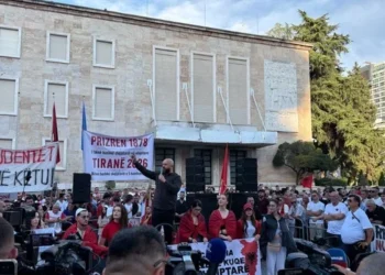 VIDEO/ Tensione në protestën para Kryeministrisë, thirrjet “Berisha në burg” përplasin të rinjtë e FRPD-së me qytetarët