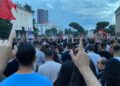 “Pelikanin kaçurrel do ta sjellim në Surrel”, protestuesit shfrenojnë fantazinë, thirrjet pikante nga protesta
