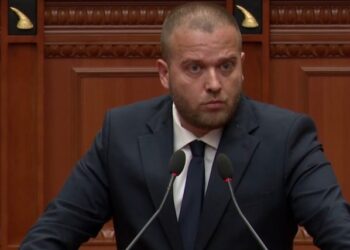 “Bëni teatër me Zvërneci”, deputeti socialist sulmon opozitën: Nuk folët kur duhej, dolët për show