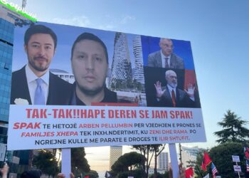 “Tak-tak! Hape derën se jam SPAK!”/ Pankarta me mesazhe për Shkëlzen Berishën dhe Ilir Shtufin në protestë