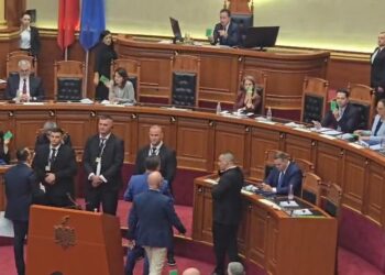 Debate në Kuvend/ Opozita nuk e lëshon foltoren, shtyhet në orën 18:30 votimi për amnistinë, duhen 84 vota