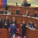 Debate në Kuvend/ Opozita nuk e lëshon foltoren, shtyhet në orën 18:30 votimi për amnistinë, duhen 84 vota