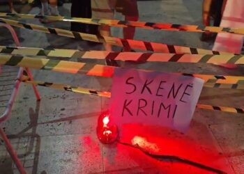 “Skenë krimi” para Kryeministrisë! Protestuesit nisin marshimin pas përfundimit të fjalimeve