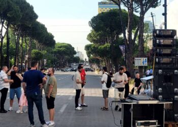“Kush po financon protestën dhe kush po përfiton prej saj?”, plas sërish sherri mes organizatorëve