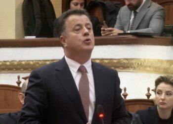 Protesta për Zvërnecin/ Reagime ironike në rrjet ndaj Flamur Nokës: O Mulo, ik se po na harxhon baterinë kot!