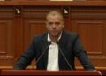 Deputeti i PS nxjerr zbuluar kundërshtarët e investimit në Zvërnec, ngre pikëpyetje për autobusë nga Greqia dhe përfshirjen e Belerit