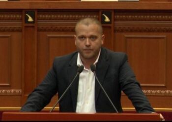 Deputeti i PS nxjerr zbuluar kundërshtarët e investimit në Zvërnec, ngre pikëpyetje për autobusë nga Greqia dhe përfshirjen e Belerit