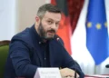 Ndreca sulmon KLP-në pas shtyrjes së seancës: Po bëhet palë me paligjshmërinë, Veliaj nuk paraqitet për shkak të “kafazit të xhamtë”