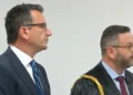 VIDEO/ Momenti kur Veliaj del nga salla e gjyqit dhe përshëndet të pranishmit në seancë