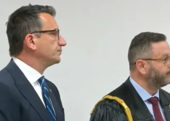 VIDEO/ Momenti kur Veliaj del nga salla e gjyqit dhe përshëndet të pranishmit në seancë