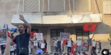 Protesta për Zvërnecin, Altin Goxhaj u kërkon qytetarëve që të futen brenda Kryeministrisë