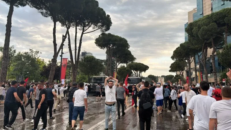 Protesta kundër investimit në Zvernec  aktivistët e Vetëvendosjes prijnë përplasjen me policinë në Tiranë