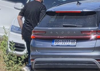 Balla publikon foton nga protesta në Zvërnec: Pse janë aty makina me targa serbe?  