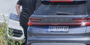 Balla publikon foton nga protesta në Zvërnec: Pse janë aty makina me targa serbe?  
