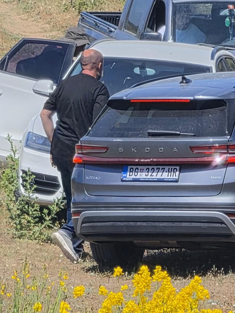 Balla publikon foton nga protesta në Zvërnec  Pse janë aty makina me targa serbe 