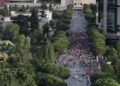 Pamjet nga droni nxjerrin në pah rënien e pjesëmarrjes, më pak protestues në Tiranë se në protestat e tjera