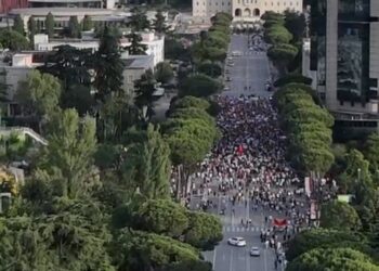 Pamjet nga droni nxjerrin në pah rënien e pjesëmarrjes, më pak protestues në Tiranë se në protestat e tjera