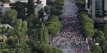 Pamjet nga droni nxjerrin në pah rënien e pjesëmarrjes, më pak protestues në Tiranë se në protestat e tjera