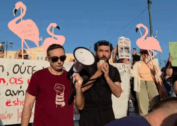 Protesta për Zvërnecin në Athinë, përplasje mes protestuesve për vijën ideologjike: File, mos na e kthe për imperializmin (VIDEO)