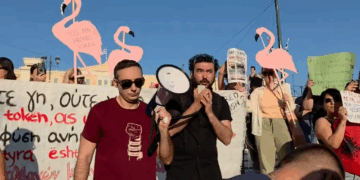 Protesta për Zvërnecin në Athinë, përplasje mes protestuesve për vijën ideologjike: File, mos na e kthe për imperializmin (VIDEO)