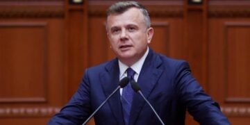 Balla ironizon opozitën: Bufi dhe zogjtë e tij duan të duken si flamingo