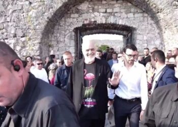 Detaji që ra në sy në festën për 35-vjetorin e PS në Shkodër, Rama shfaqet me bluzë me flamingo