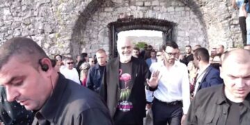 Detaji që ra në sy në festën për 35-vjetorin e PS në Shkodër, Rama shfaqet me bluzë me flamingo