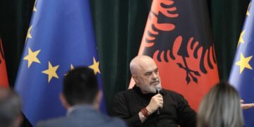 “Vini këtu me gënjeshtra që ju kanë bllokuar trurin”, Rama përplaset me gazetaren rumune për Zvërnecin: Po thoni diçka që nuk e kam thënë kurrë