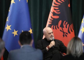 “Për lulen time irlandeze, nga një vrasëse flamingosh”, dedikimi i Ramës për gazetaren: Sigurohu që bashkëshorti ta kuptojë!
