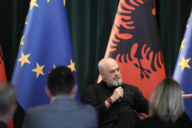  Për lulen time irlandeze  nga një vrasëse flamingosh   dedikimi i Ramës për gazetaren  Sigurohu që bashkëshorti ta kuptojë 