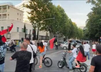 Protestuesit bllokojnë kryqëzimin te ish-hotel “Dajti”, automjetet detyrohen të kthehen pas