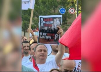 I akuzuar për korrupsion, ish-drejtori i PD Gazmend Sallaku i bashkohet ‘revolucionit të flamingove’