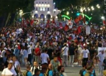 Zvërneci/ Mbyllet protesta, qytetarët nisin marshimin