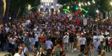 Zvërneci/ Mbyllet protesta, qytetarët nisin marshimin