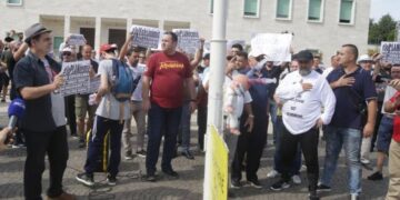 Dalin emrat e propozuar nga protestuesit për partinë “Shqipëria e re”, mes tyre Altin Goxhaj, Sazan Guri dhe Alfred Çako