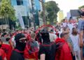Tensione në protestë! Mbledhje të paligjshme kartash identiteti për një peticion të jashtëligjshëm, persona me kapuçë të pranishëm