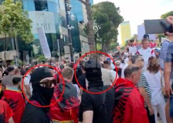 Tensione në protestë! Mbledhje të paligjshme kartash identiteti për peticion, persona me kapuçë të pranishëm