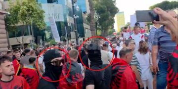Tensione në protestë! Mbledhje të paligjshme kartash identiteti për peticion, persona me kapuçë të pranishëm