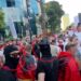 Tensione në protestë! Mbledhje të paligjshme kartash identiteti për peticion, persona me kapuçë të pranishëm