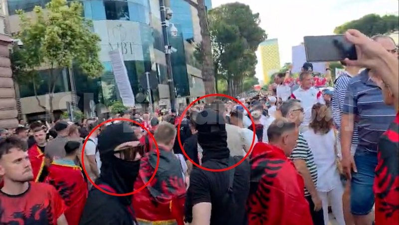Tensione në protestë  Mbledhje të paligjshme kartash identiteti për peticion  persona me kapuçë të pranishëm